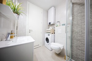 Shower, free toiletries, hair dryer