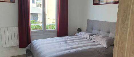 1 slaapkamer, een strijkplank/strijkijzer, wifi