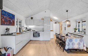 Kjøleskap, kokeplater, oppvaskmaskin og kaffetrakter/tekoker