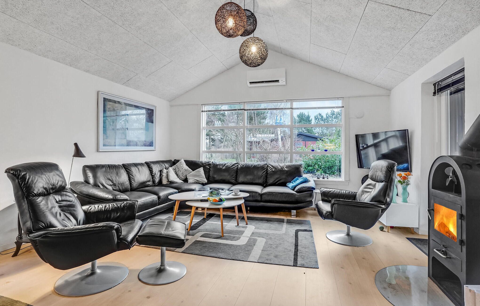 Een smart-tv, een open haard en een dvd-speler