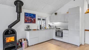 Een koelkast, een kookplaat, een vaatwasser