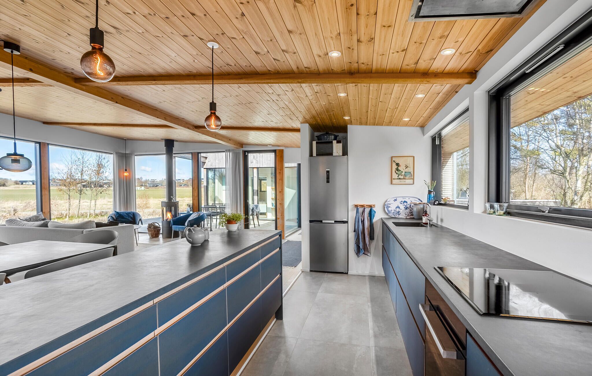 Fridge, oven, dishwasher, coffee/tea maker