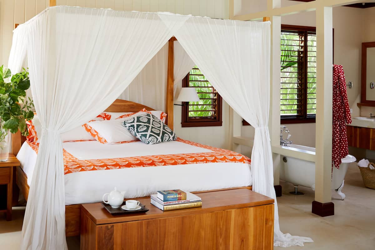 Minibar, decoración personalizada, muebles diferentes y escritorio