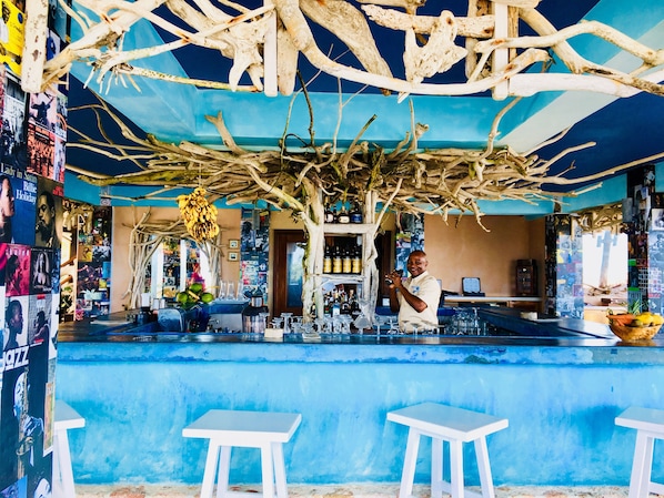 Bar (trong khuôn viên)
