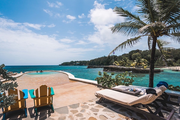 3 albercas al aire libre y camastros