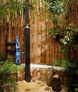 Combined shower/tub, free toiletries, hair dryer, bathrobes
