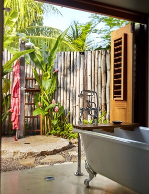 Deep soaking bathtub - GoldenEye (Oracabessa)