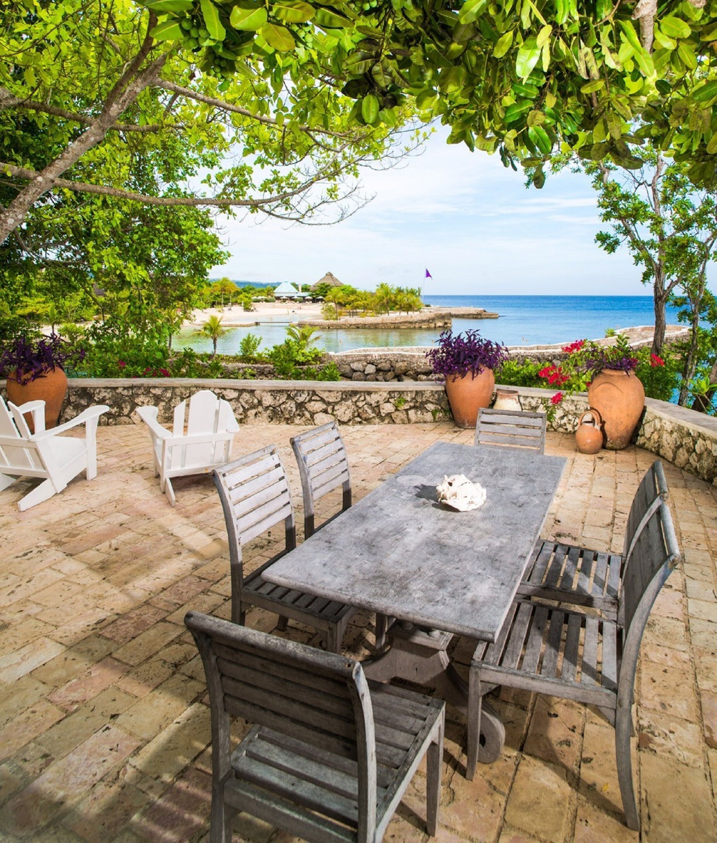 Villa, varias camas, frente al océano | Minibar, decoración personalizada, muebles diferentes y escritorio 