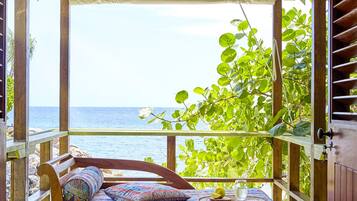 Minibar, decoración personalizada, muebles diferentes y escritorio