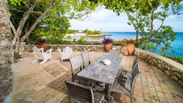 3 Bedroom Ocean front Villa | Terraza o patio