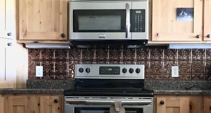 Cozy guest house at Cedar Ridge Ranch & Vineyard- close to Bull Shoals Lake