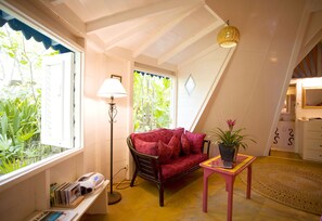 Deluxe-rum - 1 queensize-säng (One Bedroom Garden View Cottage) | Gratis produkter i minibar och värdeförvaringsskåp på rummet