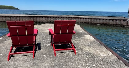 Waterfront 1 bedroom and loft cottage with small private pier on Garrett Bay