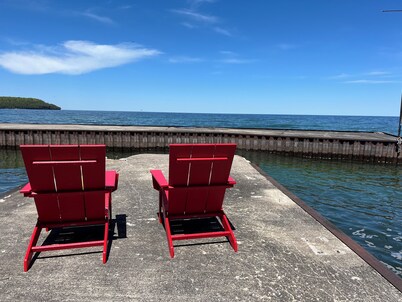 Waterfront 1 bedroom and loft cottage with small private pier on Garrett Bay