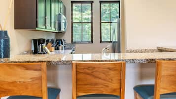 Condo, 3 Bedrooms | Dapur peribadi | Peti sejuk/penyejuk beku saiz penuh, ketuhar gelombang mikro, ketuhar