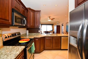 Refrigerador con freezer, microondas, placa de cocina, lavavajillas