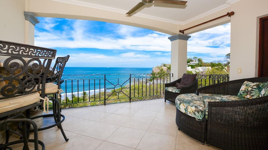 Fifth-Floor Condo with Breathtaking Ocean Views, Stylish Interior & Prime Location Near Flamingo Beach