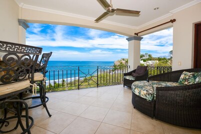 Fifth-Floor Condo with Breathtaking Ocean Views, Stylish Interior & Prime Location Near Flamingo Beach