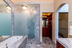 Apartment, 2 Schlafzimmer | Badezimmer | Haartrockner, Bademäntel, Handtücher, Seife