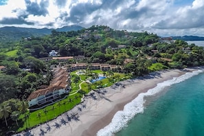 On the beach - Modern Oceanfront Condo with a Chic Coastal Design, Resort-Style Amenities, and Direct Beach Access (Cabo Velas)