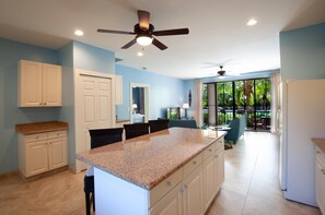 Full-size fridge, microwave, dishwasher, coffee/tea maker - Nicely decorated ground-floor unit in front of pool at Pacifico in Coco (Sardinal)