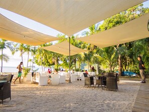 On the beach - Nicely decorated ground-floor unit in front of pool at Pacifico in Coco (Sardinal)