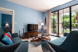 TV - Nicely decorated ground-floor unit in front of pool at Pacifico in Coco (Sardinal)