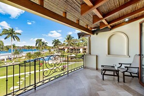 Property grounds - Luxury Beachfront Condo w/ High-End Wood Furnishings and Ocean Views in Exclusive Community (Cabo Velas)