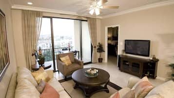 Kondominium, 2 kamar tidur, pemandangan samudra | Ruang keluarga | TV