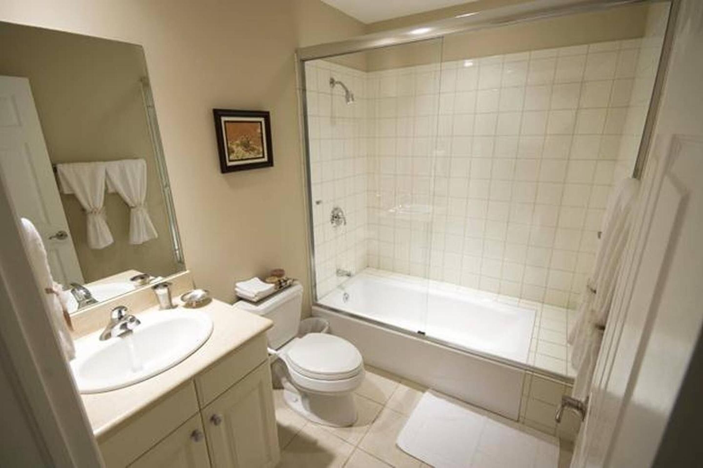Une salle de bain avec un lavabo, des toilettes et une baignoire.