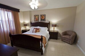 Apartment, 2 Schlafzimmer, Meerblick | 2 Schlafzimmer, Bügeleisen/Bügelbrett, Bettwäsche