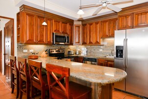 Condo, 3 quartos | Cozinha privada | Cafeteira/chaleira, geladeira grande, micro-ondas, cooktop