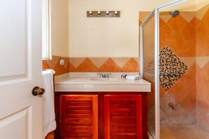 House, 3 Bedrooms | Bathroom - Charming Duplex in Playa Potrero’s Surfside Community, with a Private Pool, Cozy Interior & Walkable Access to the Beach (Tempate)
