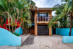 Exterior - Nicely priced duplex in Surfside with private pool and AC in every room (Tempate)