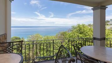 Condo, 2 Bedrooms, Accessible, Beach View | Balkoni