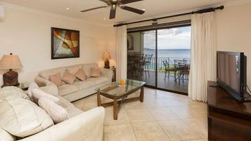 Condo, 2 Bedrooms, Accessible, Beach View | Ruang tamu | TV