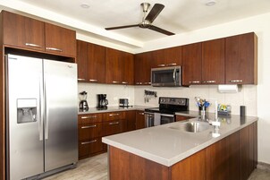 Apartamento, 2 habitaciones, accesible para personas con discapacidad, vistas al mar | Cocina privada | Frigorífico grande, microondas, horno y placa de cocina