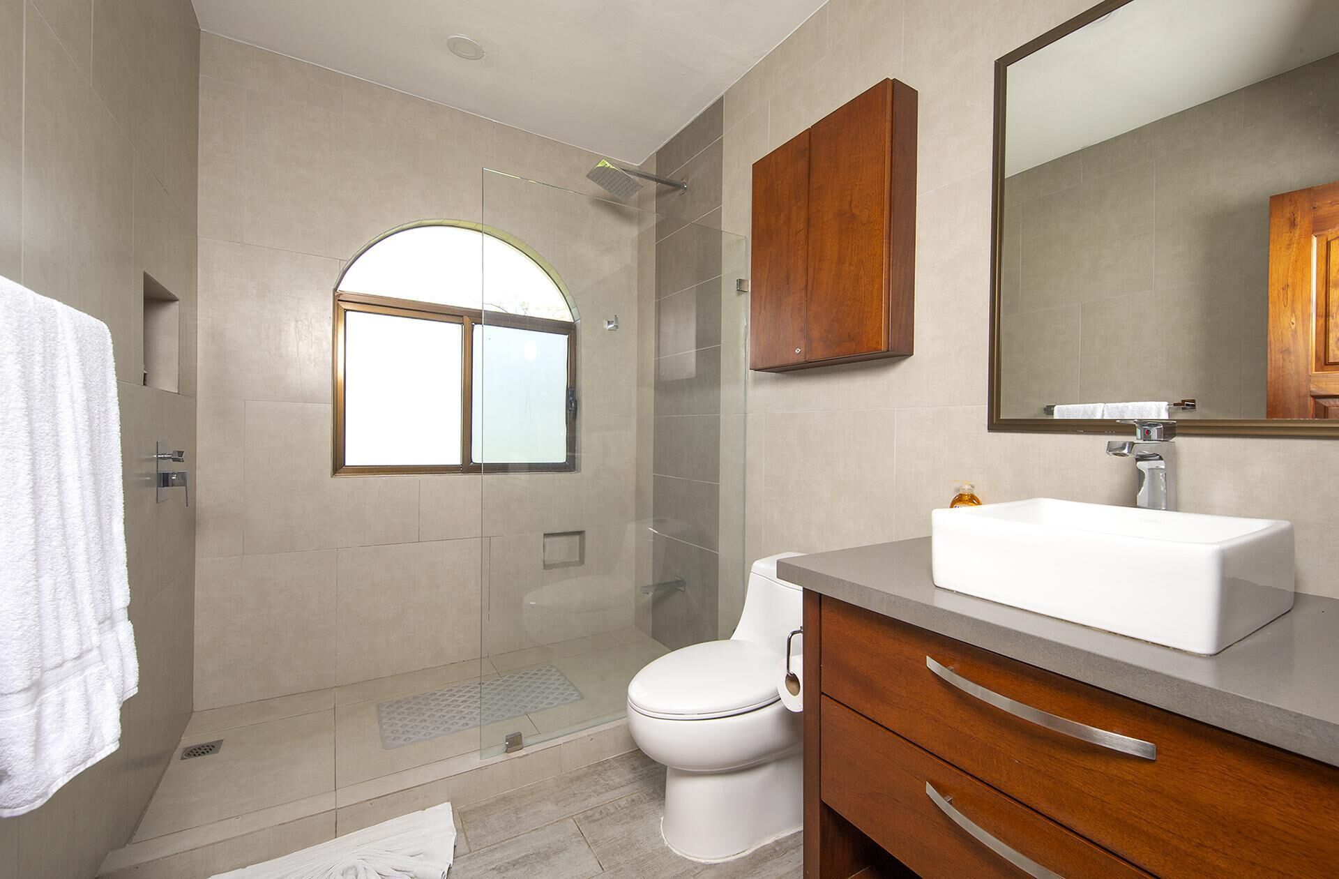 Apartment, 2 Schlafzimmer, barrierefrei, Meerblick | Badezimmer | Kostenlose Toilettenartikel, Haartrockner, Handtücher