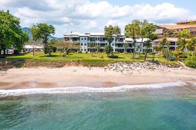 Newly Remodeled Beachfront Condo, Ground-Floor Terrace & Direct Access to Playa Flamingo