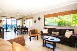 Condo, 2 phòng ngủ, quang cảnh biển | Phòng khách | TV 