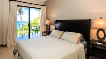 Kondominium, 2 kamar tidur, pemandangan samudra | 2 kamar tidur, setrika/meja setrika, dan seprai linen
