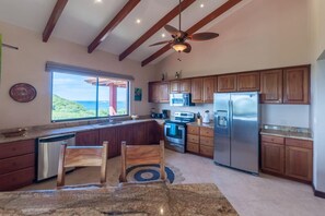 Apartemen, 3 kamar tidur, pemandangan samudra | Dapur pribadi | Lemari es besar, microwave, kompor, dan mesin pencuci piring