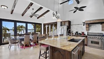 Maison, 4 chambres, accessible aux personnes à mobilité réduite, vue plage | Cuisine privée