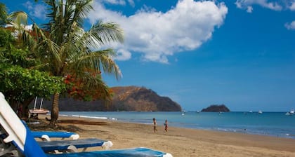2BD Beauty With Big Pool - Walk to Beach