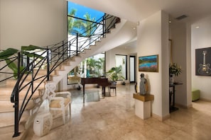 House, 5 Bedrooms | Living room