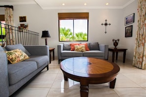 Condo, 3 phòng ngủ, quang cảnh sân golf | Phòng khách | TV