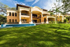 Exterior - Luxurious Beachfront Mansion with a Stunning Infinity Pool in Playa Flamingo (Cabo Velas)