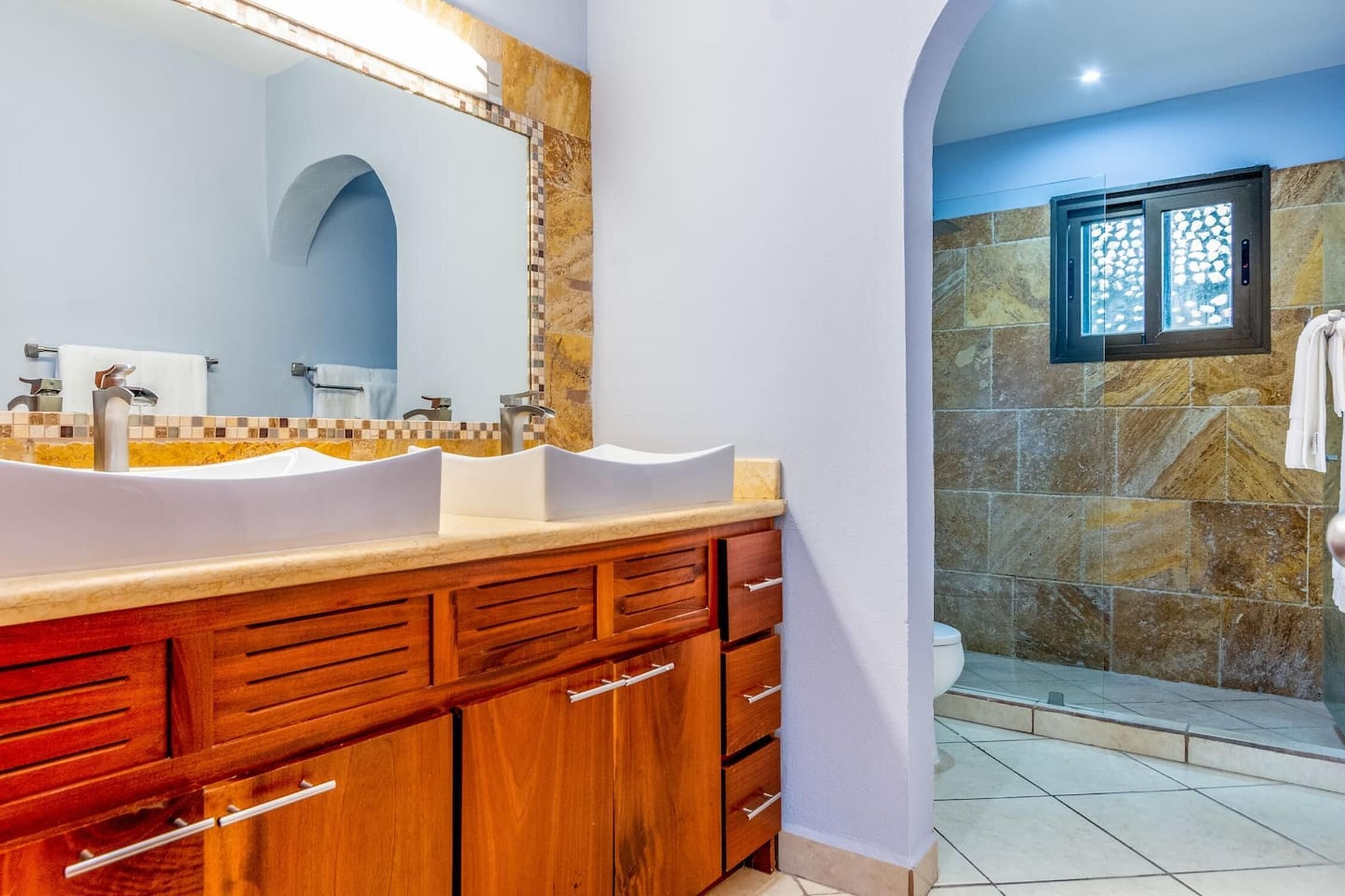 2-Bedroom Condo with Ocean View and Pool | Bathroom | Hair dryer, towels, shampoo, toilet paper