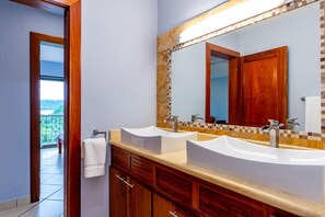 Condo, 2 Bedrooms, Ocean View | Bilik Mandi | Pengering rambut, tuala disediakan, syampu, tisu tandas