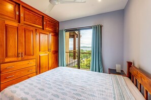 Apartment, 2 Schlafzimmer, Meerblick | 2 Schlafzimmer, Bügeleisen/Bügelbrett, Bettwäsche